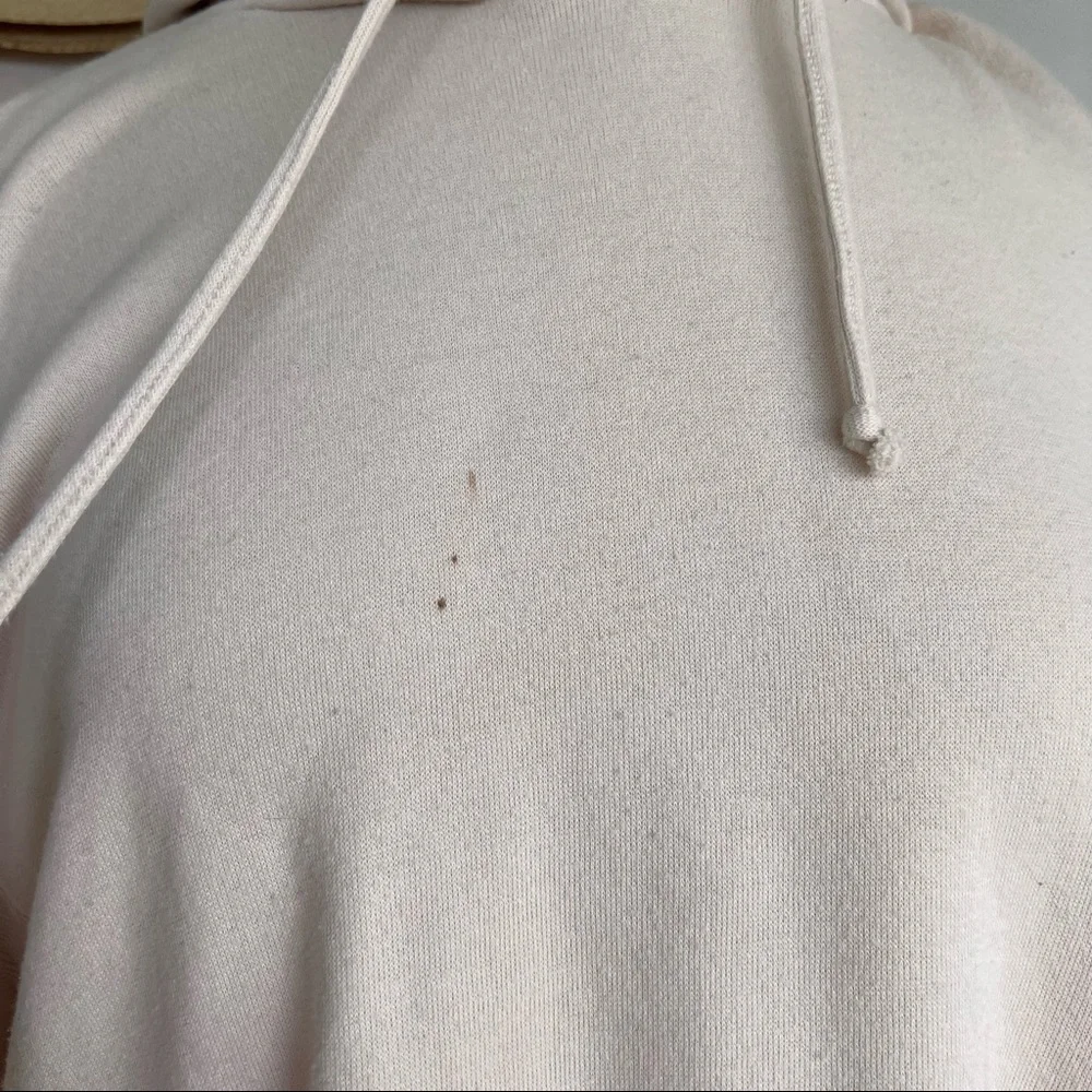 SOLD ❌ CREAM SWEATSHIRT AND SHORTS LOUNGE SET - Picture 4 of 6